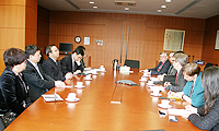 The delegation from China University of Political Science and Law meets with the representatives from the Faculty of Law.